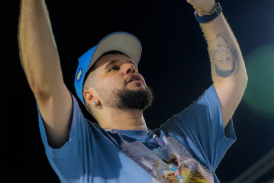 Bateria da Vila Isabel afasta ritmista após comentários homofóbicos