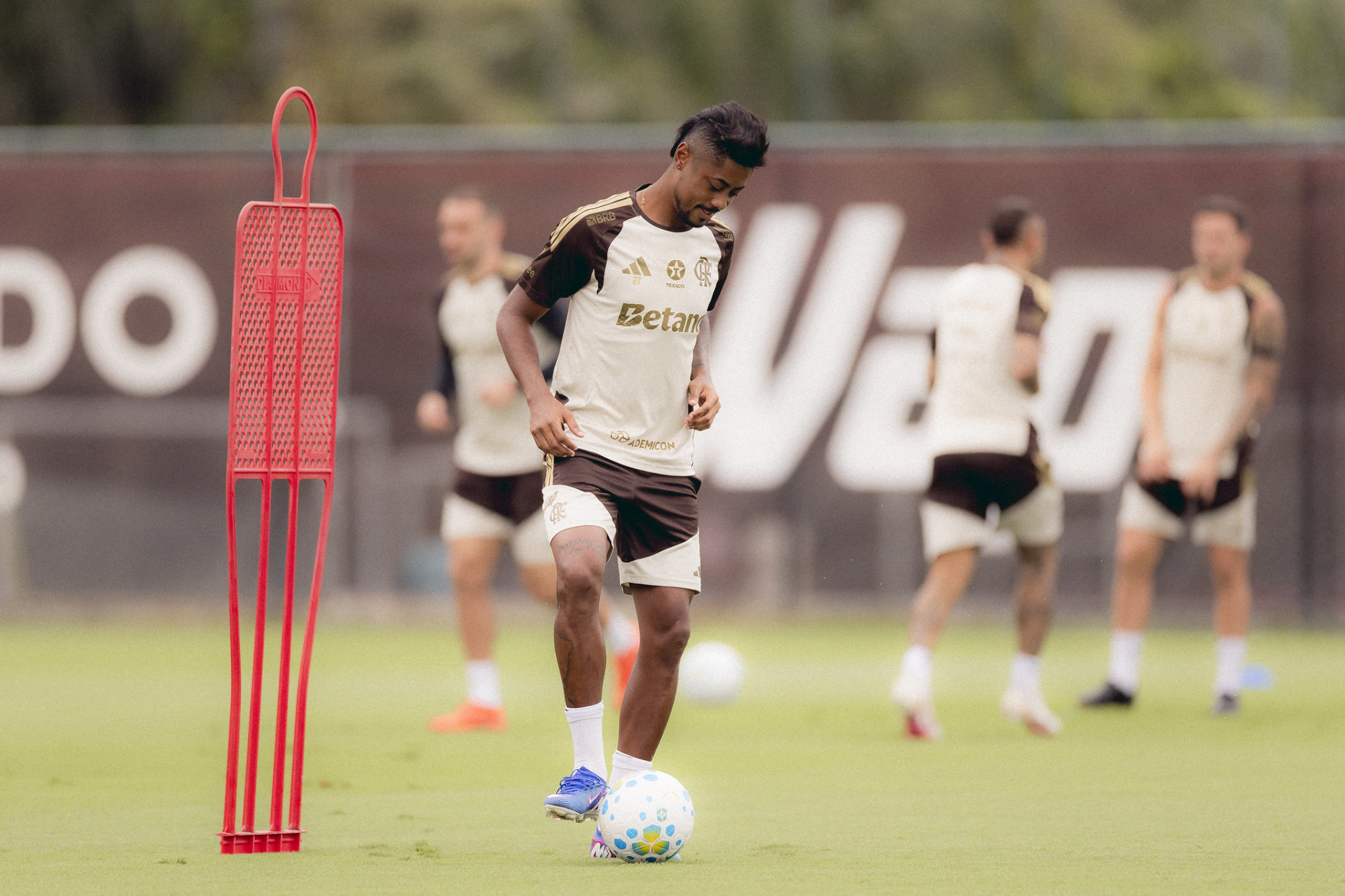 Flamengo encaminha renovação do contrato de Bruno Henrique