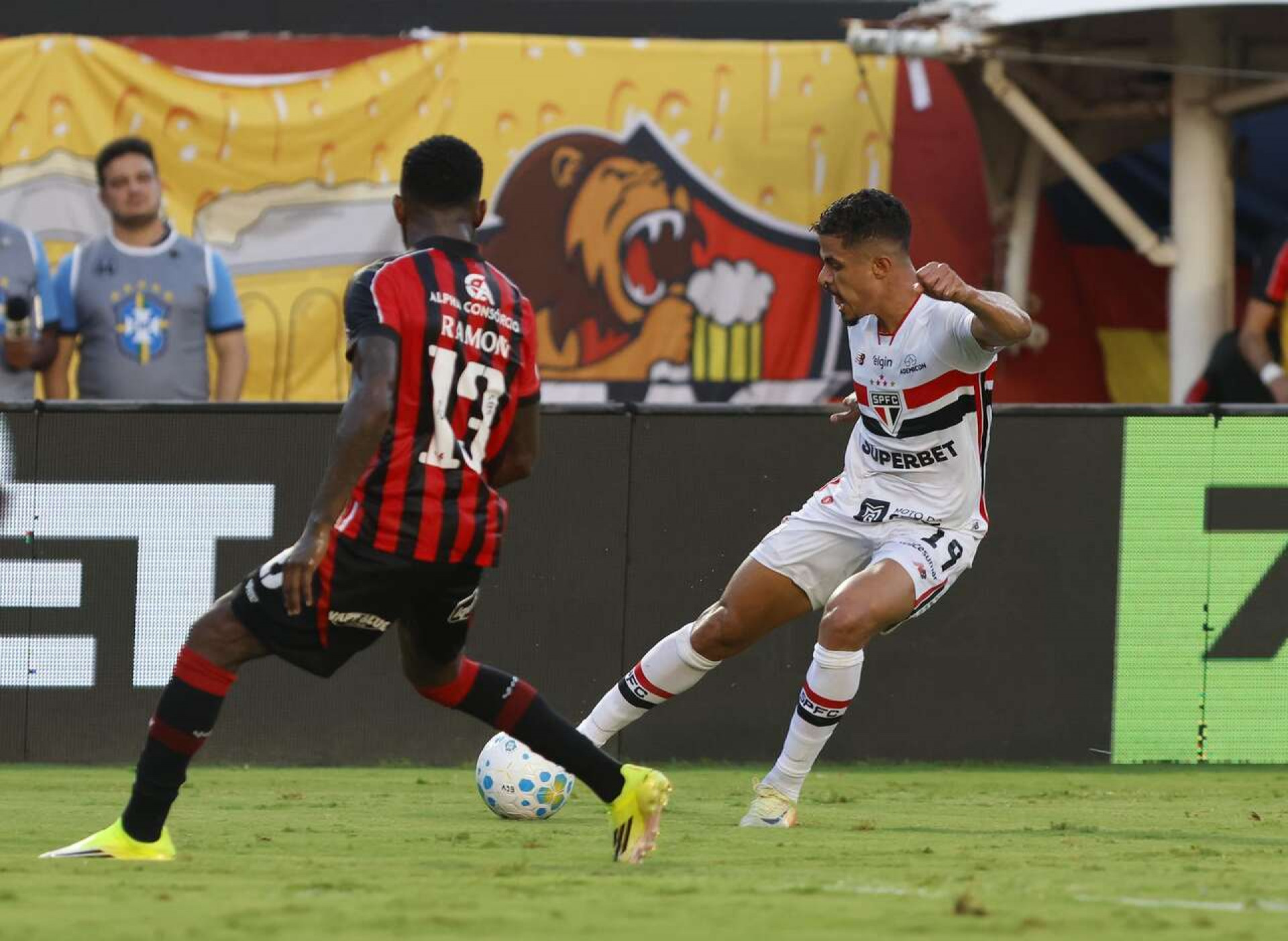 S&atilde;o Paulo tem atleta expulso, joga mal e perde para o Vit&oacute;ria