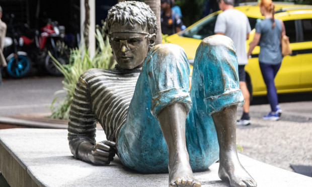 Estátua de Cazuza volta a ser alvo de vandalismo