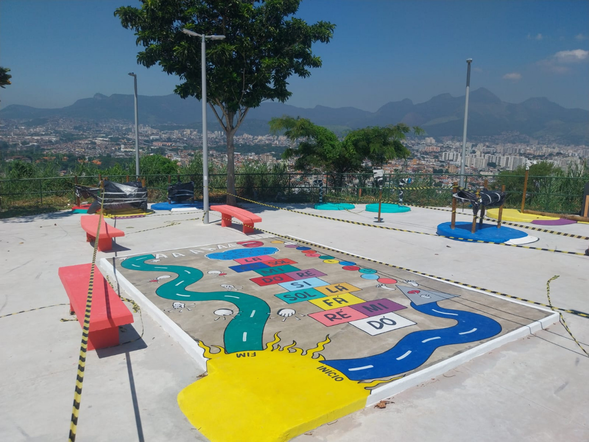 Morro do Adeus, no Complexo do Alemão, ganhou novo espaço de lazer - Divulgação / Prefeitura do Rio