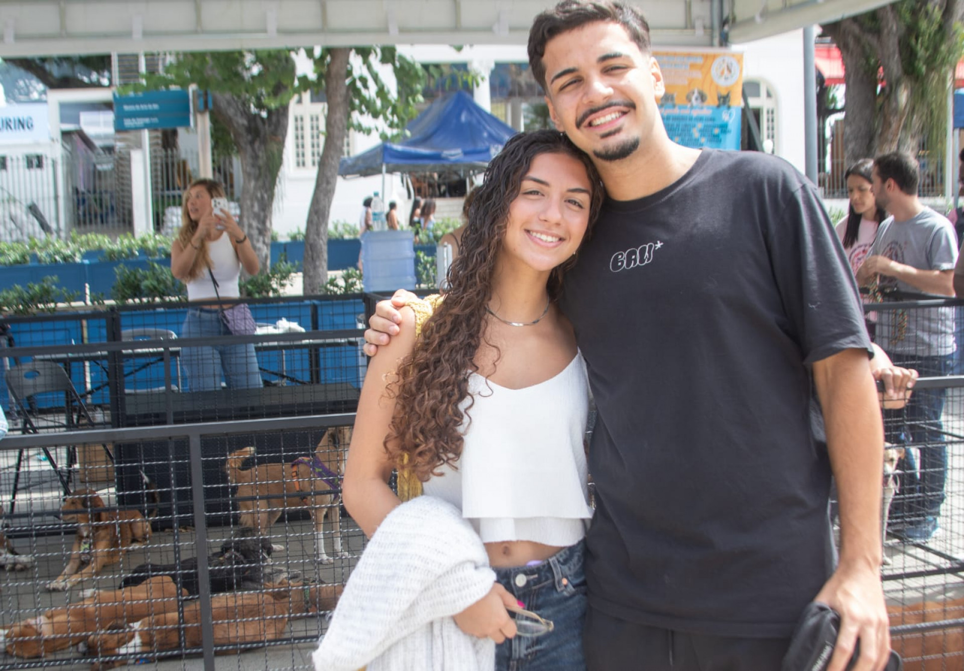 Caio Castelo visitou a feira de adoção da Praça Mauá e elogiou iniciativa - Érica Martin / Agência O Dia