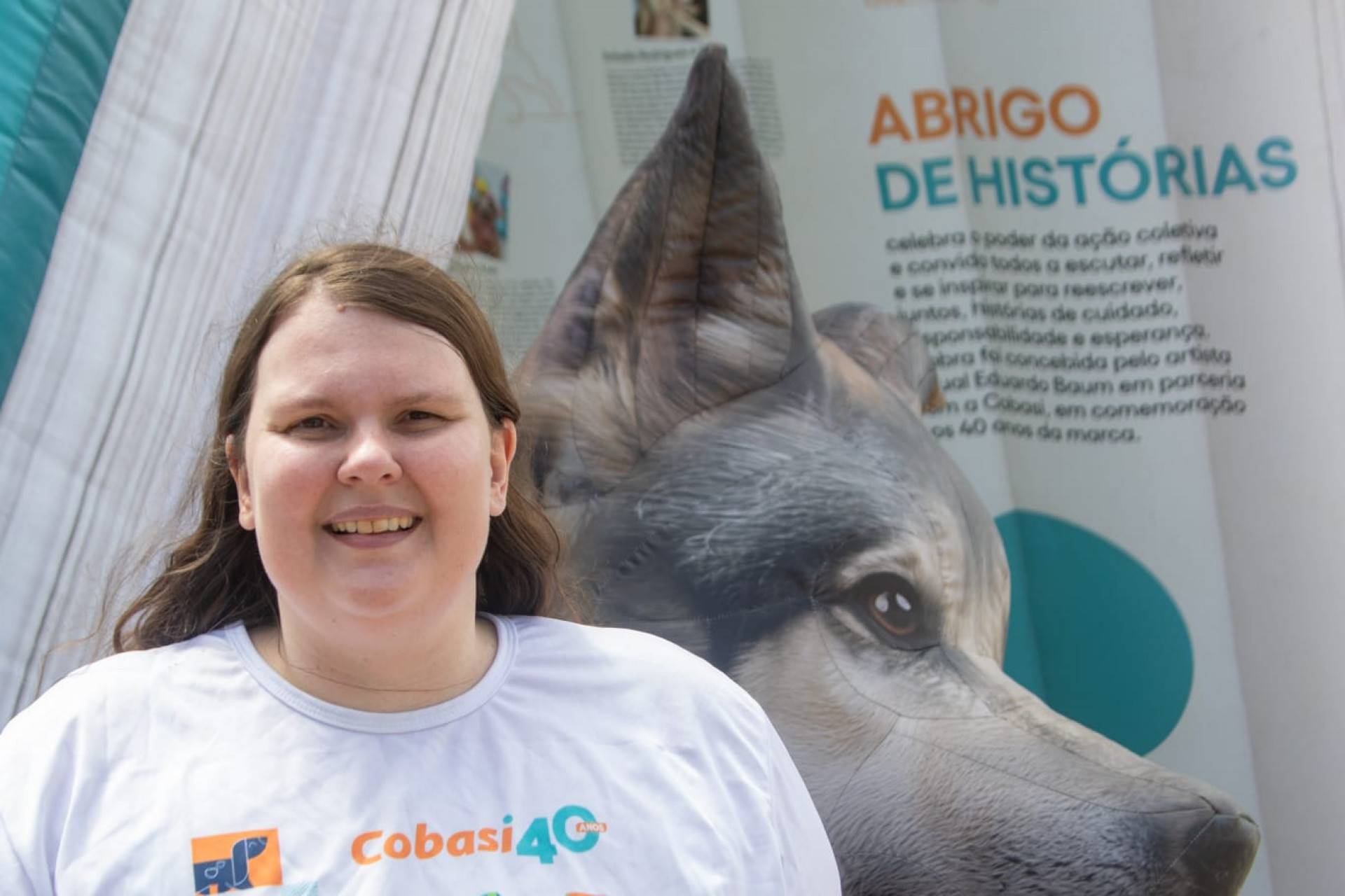 Camila Inglês, funcionária da Cobasi, destaca importância da reflexão sobre adoção de animais - Érica Martin / Agência O Dia