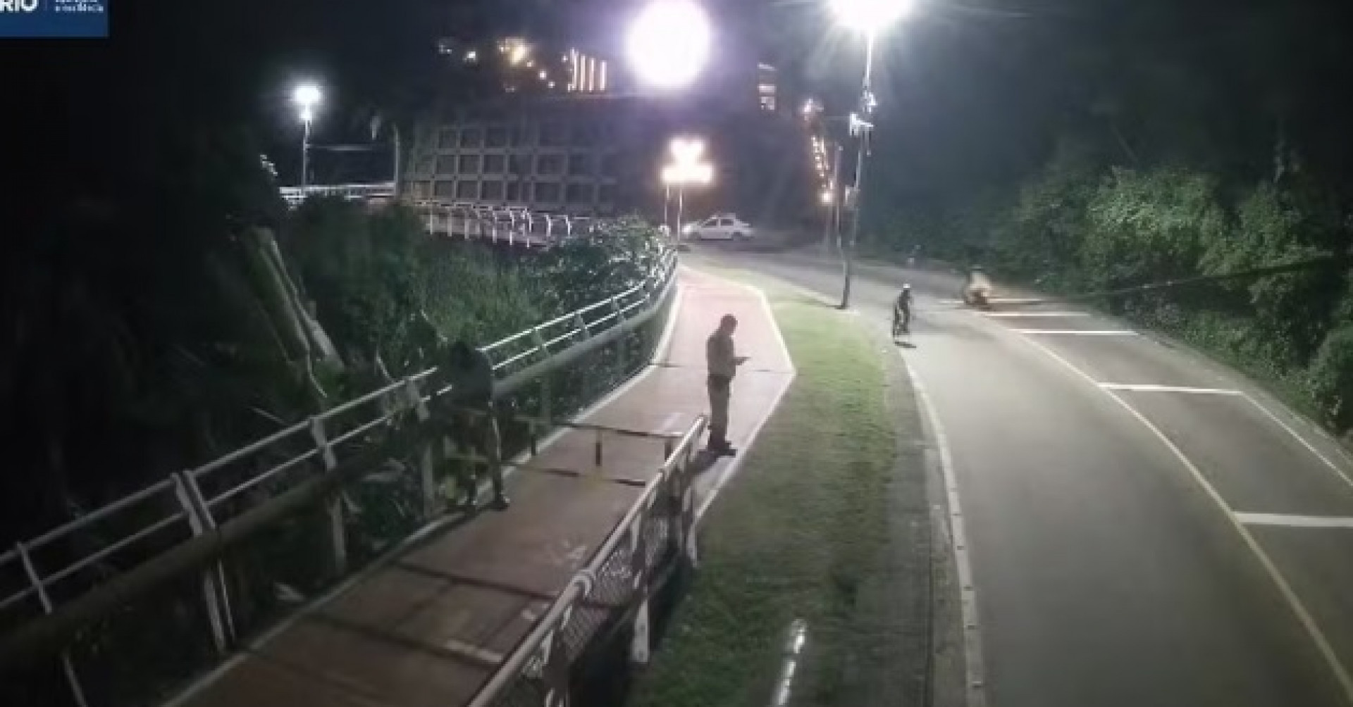 Ciclovia Tim Maia é fechada após ondas de até 2 metros na orla