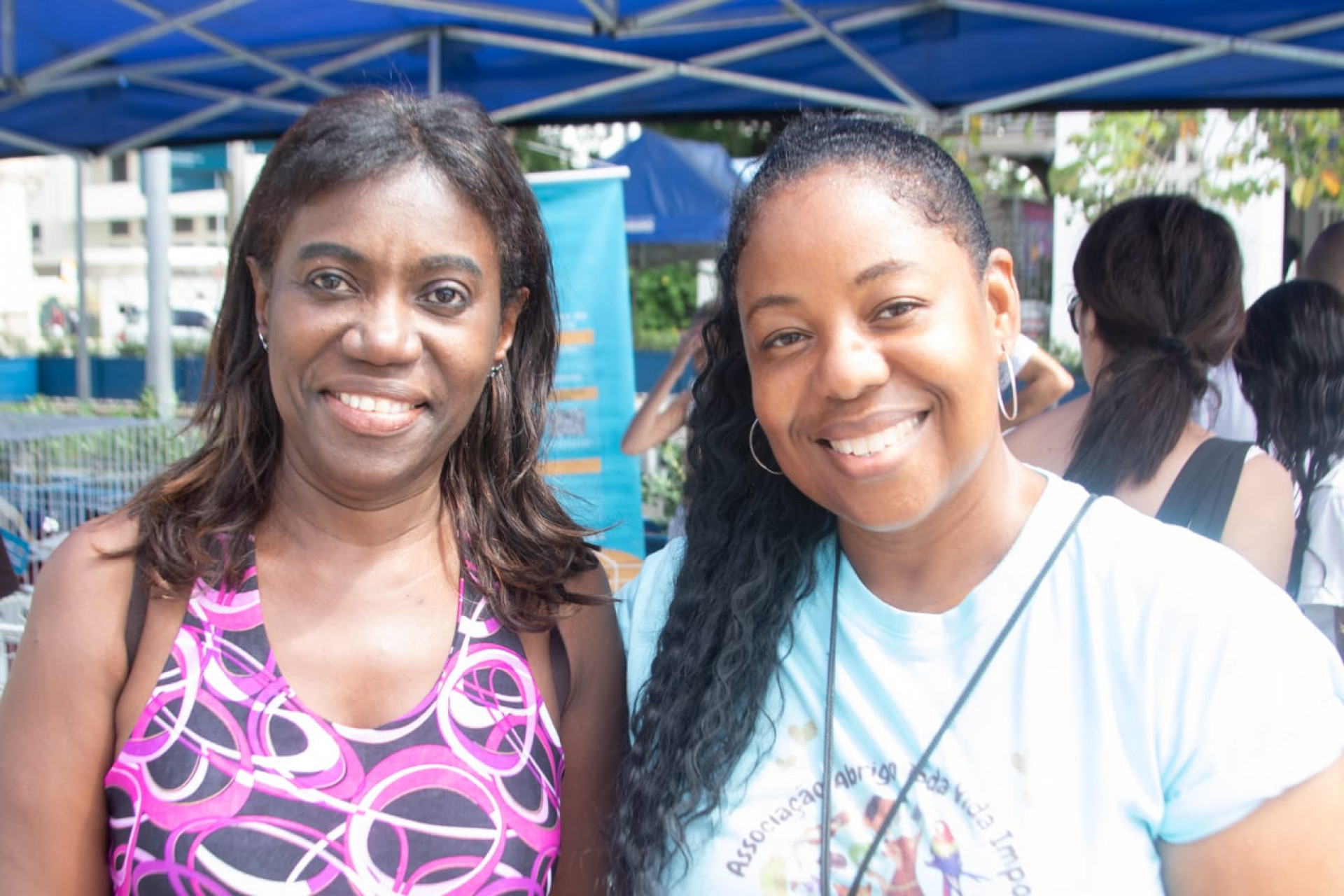 Cristiane Gomes (direita) é voluntária na feira de adoção - Érica Martin / Agência O Dia 