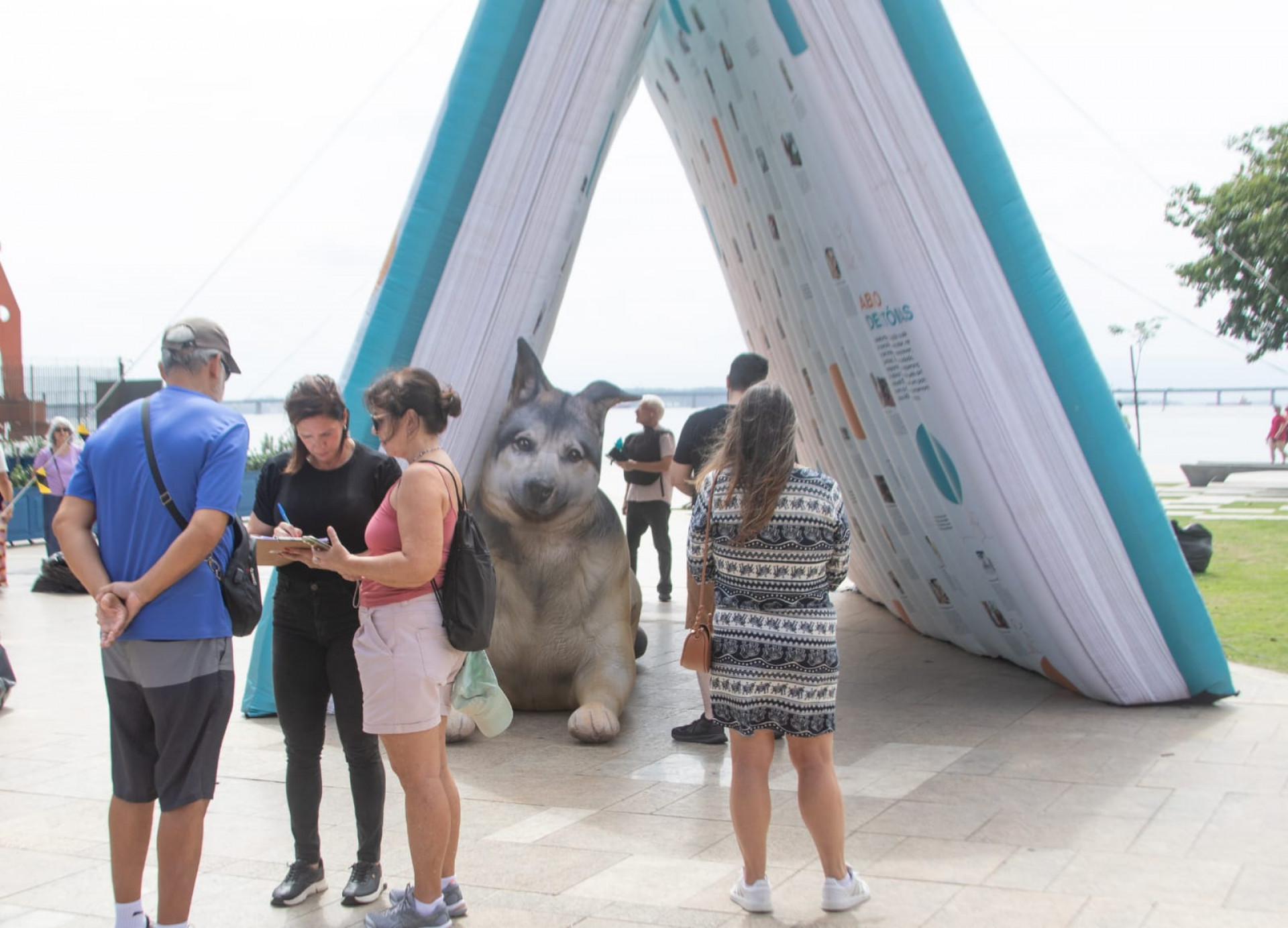 Exposição com obras gigantes e feira de adoção de animais agitam Praça Mauá - Érica Martin / Agência O Dia
