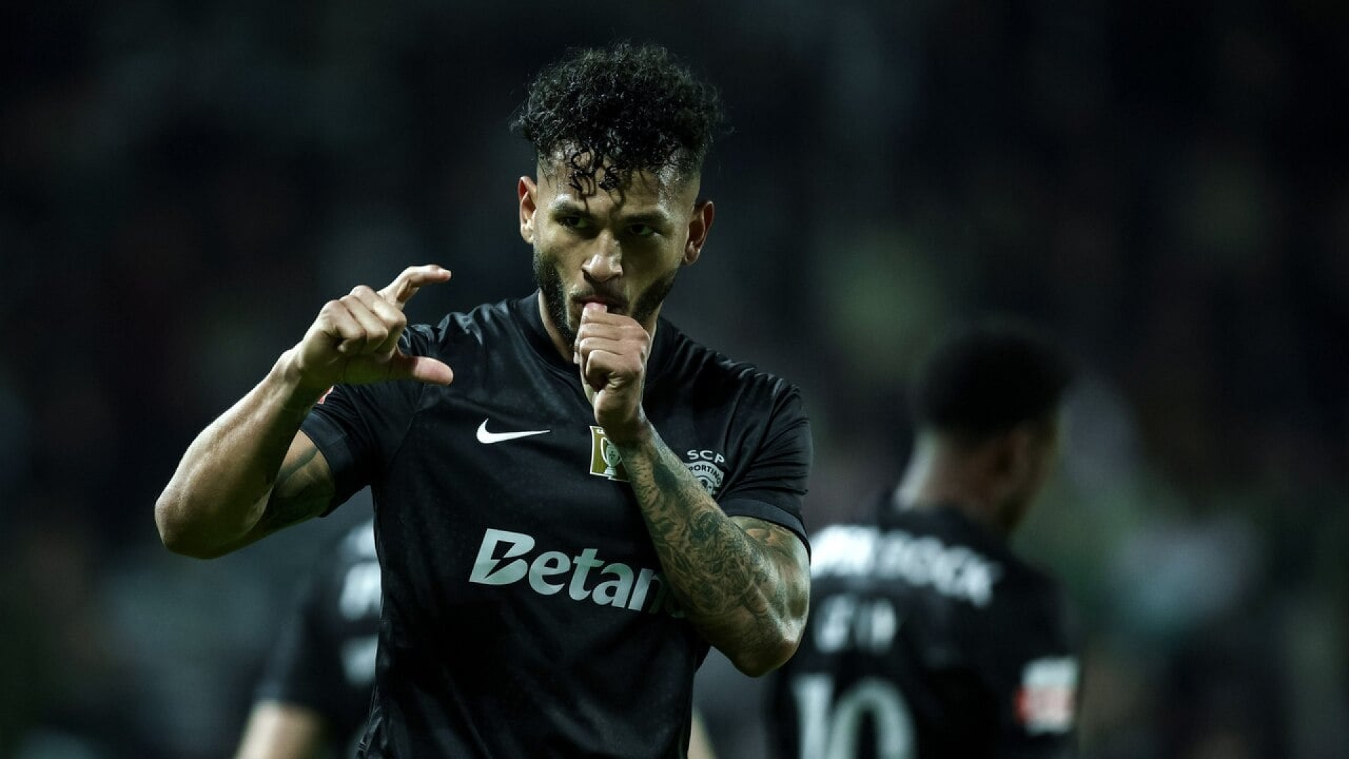 Sporting passa pelo Estrela da Amadora e n&atilde;o desgarra do l&iacute;der Porto