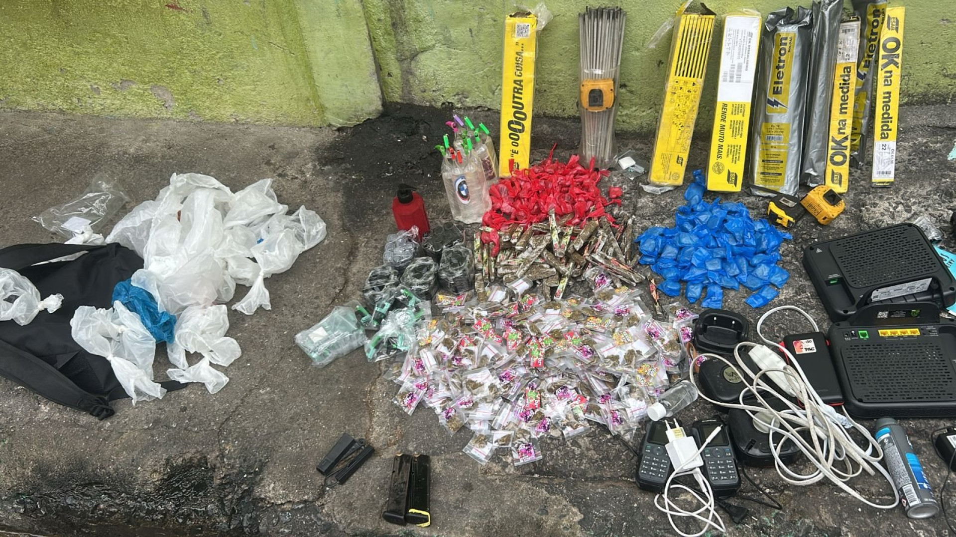 Drogas, armas e rádios comunicadores foram apreendidos na ação - Reprodução / Redes Sociais