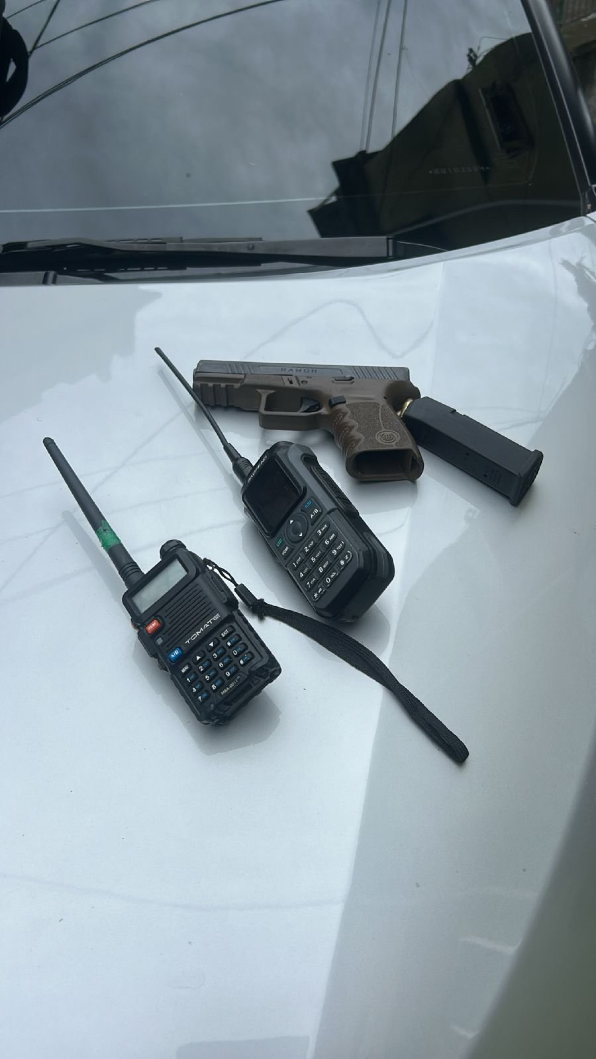 Drogas, armas e rádios comunicadores foram apreendidos na ação - Reprodução / Redes Sociais