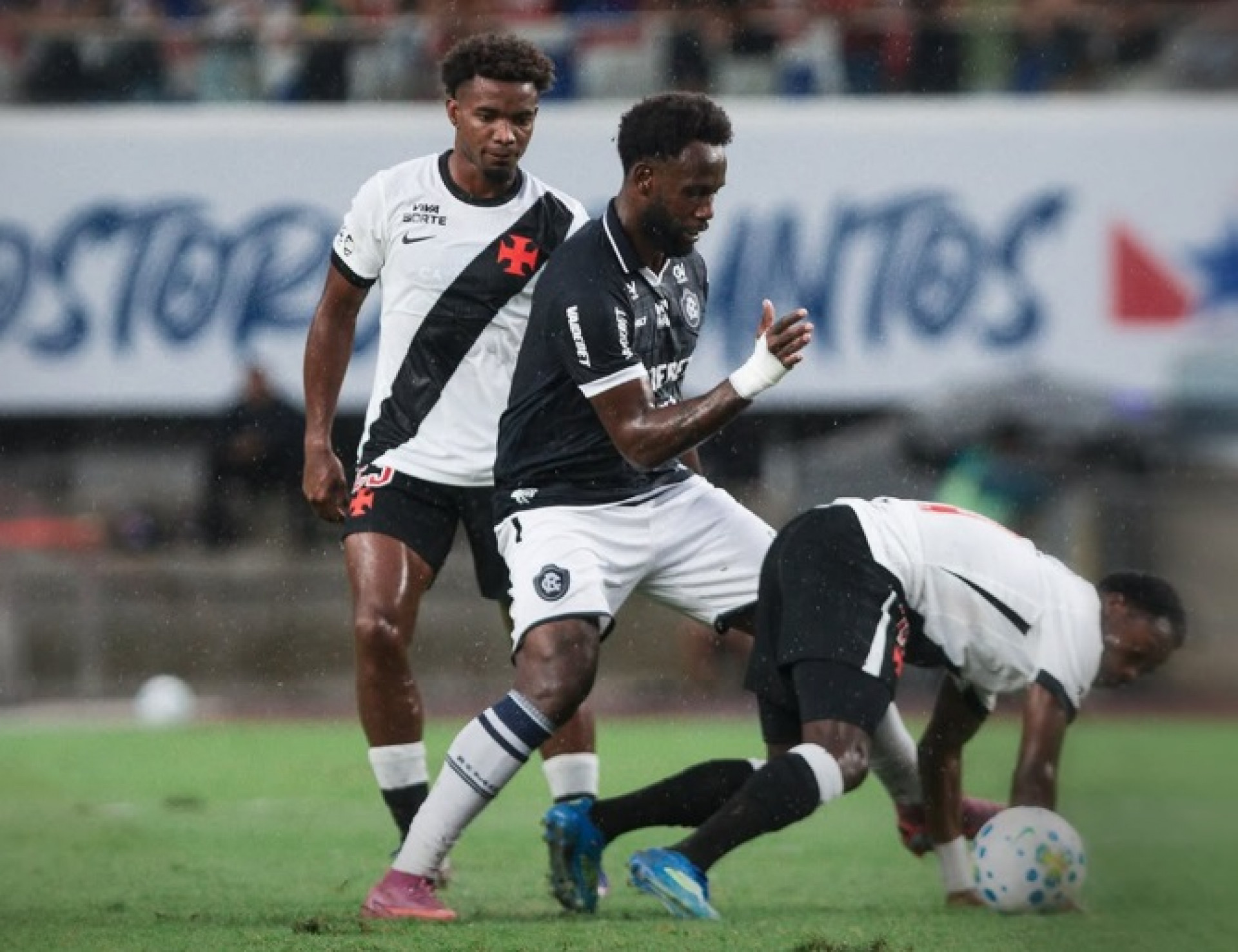 Jogadores do Vasco e Remo disputam bola no Mangueirão - Samara Miranda / Remo