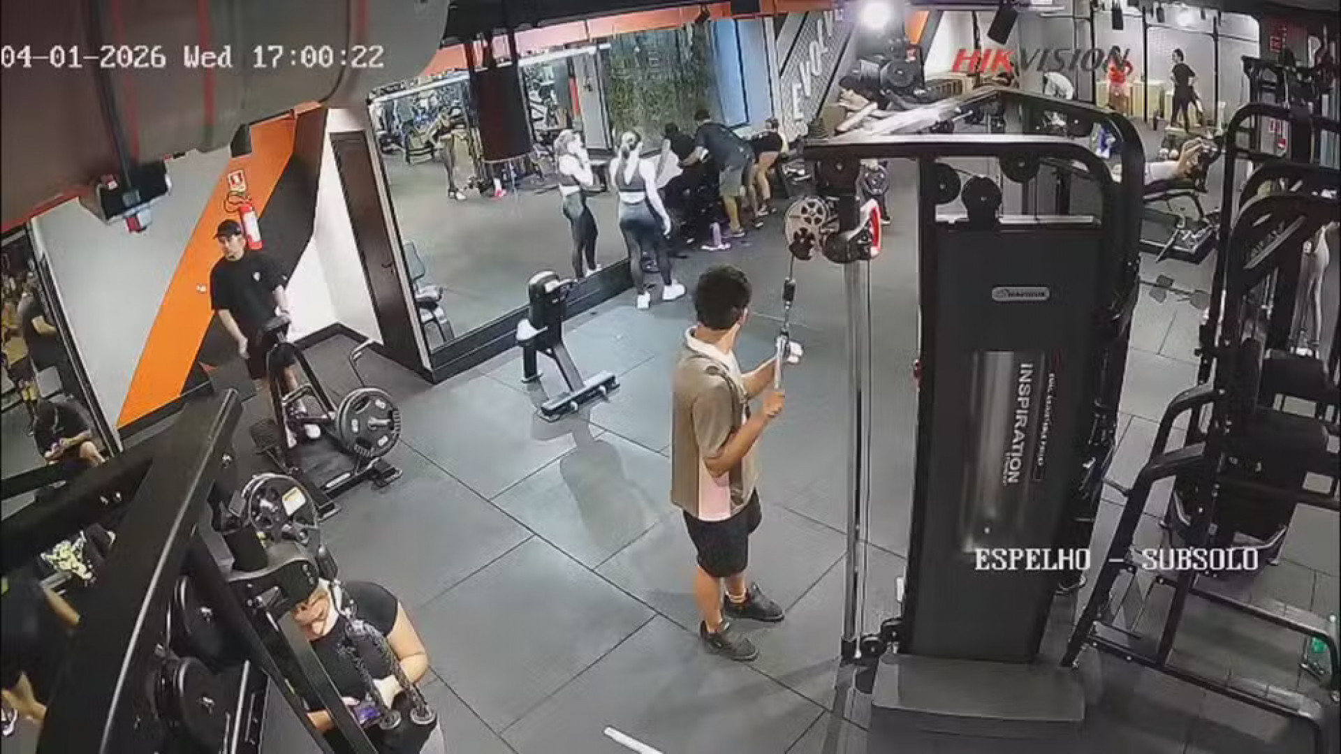 C&acirc;meras de seguran&ccedil;a da academia registraram o momento do acidente