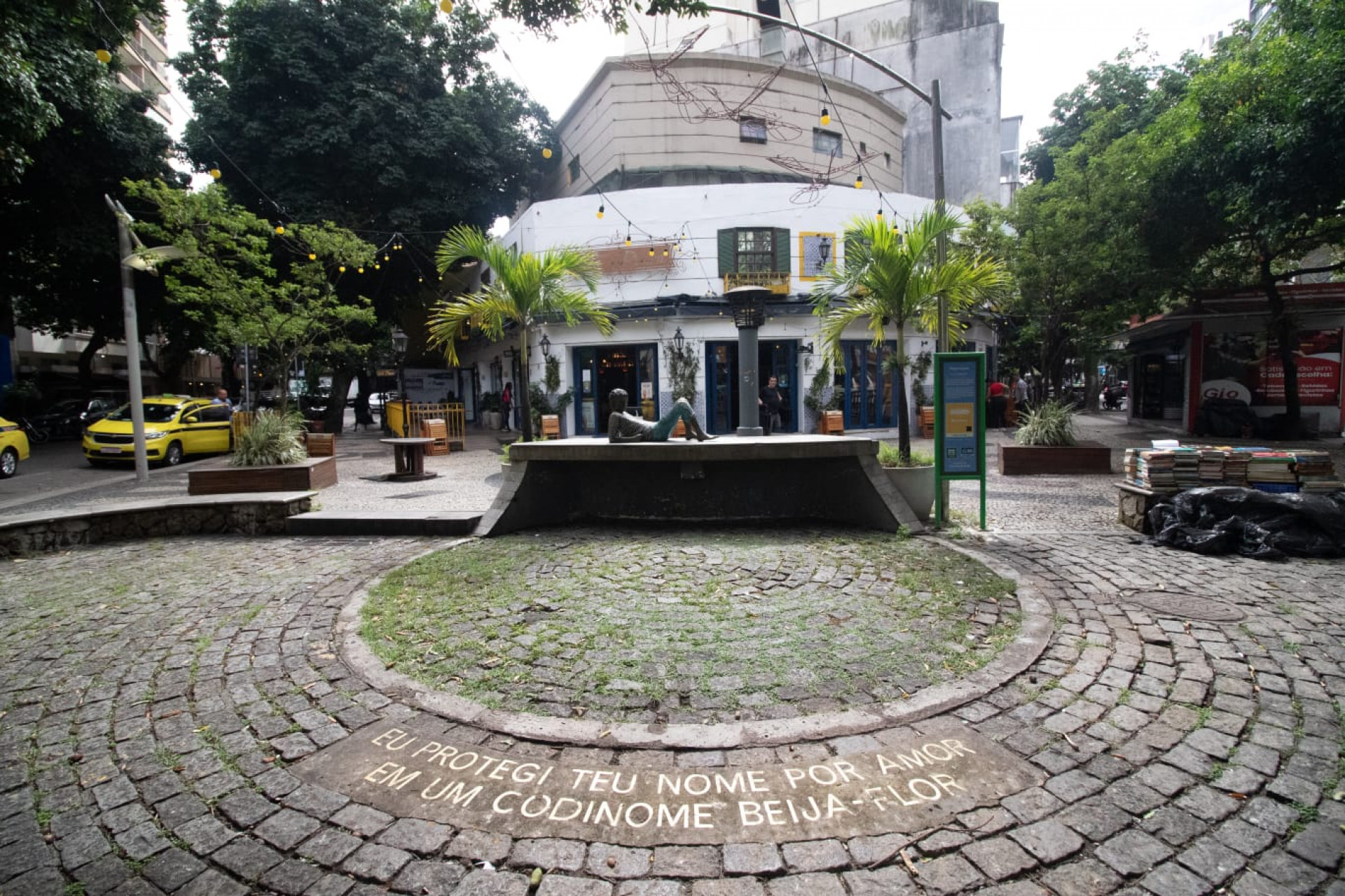 Vandalismo na estátua do compositor Cazuza, na Praça Cazuza - Érica Martin / Agência O Dia 