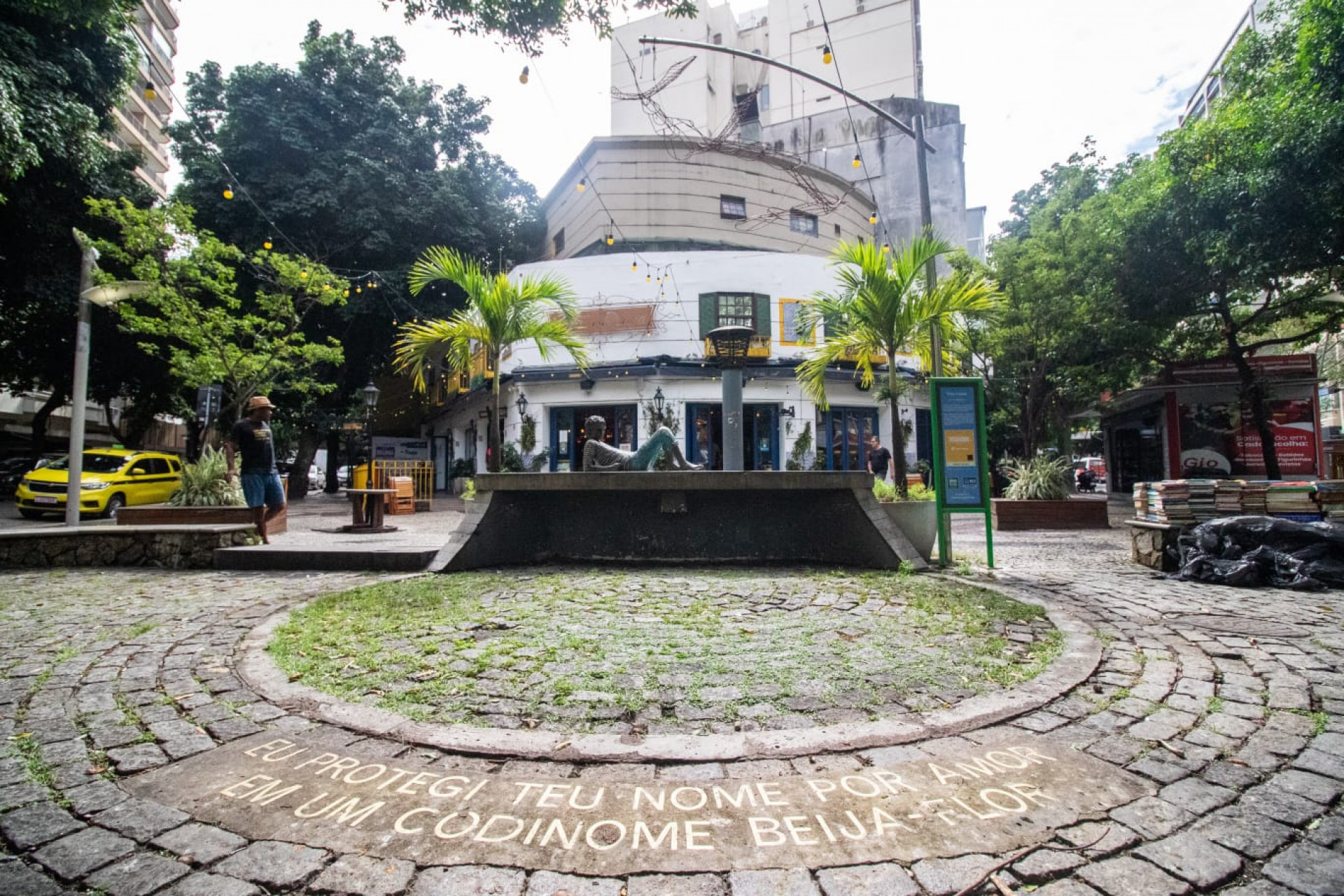 Vandalismo na estátua do compositor Cazuza, na Praça Cazuza - Érica Martin / Agência O Dia 