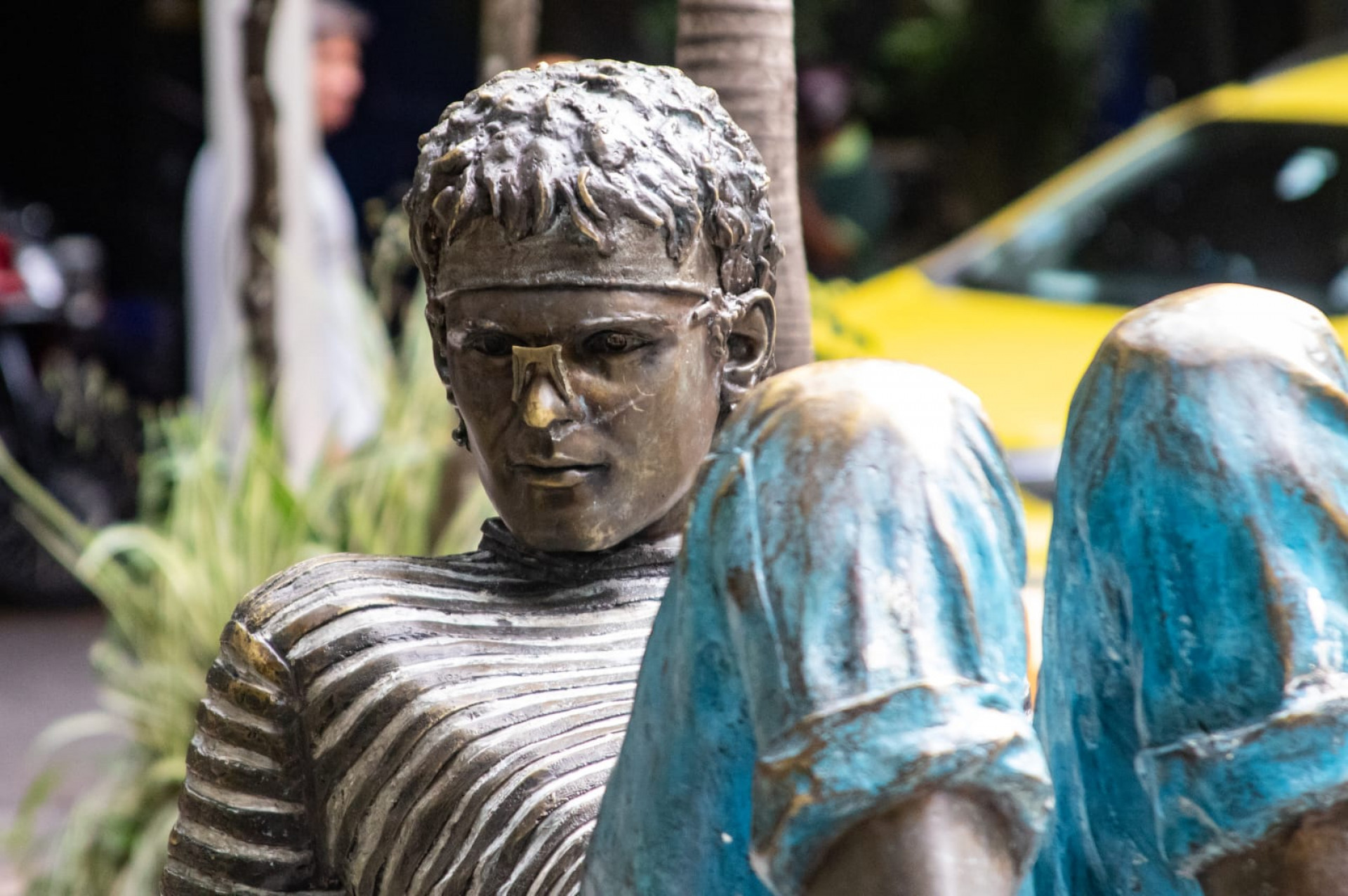 Estátua do compositor Cazuza foi vandalizada  - Érica Martin / Agência O Dia 