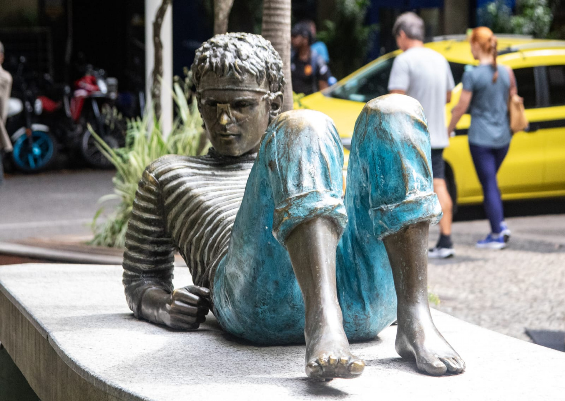 Estátua do compositor Cazuza foi vandalizada  - Érica Martin / Agência O Dia 