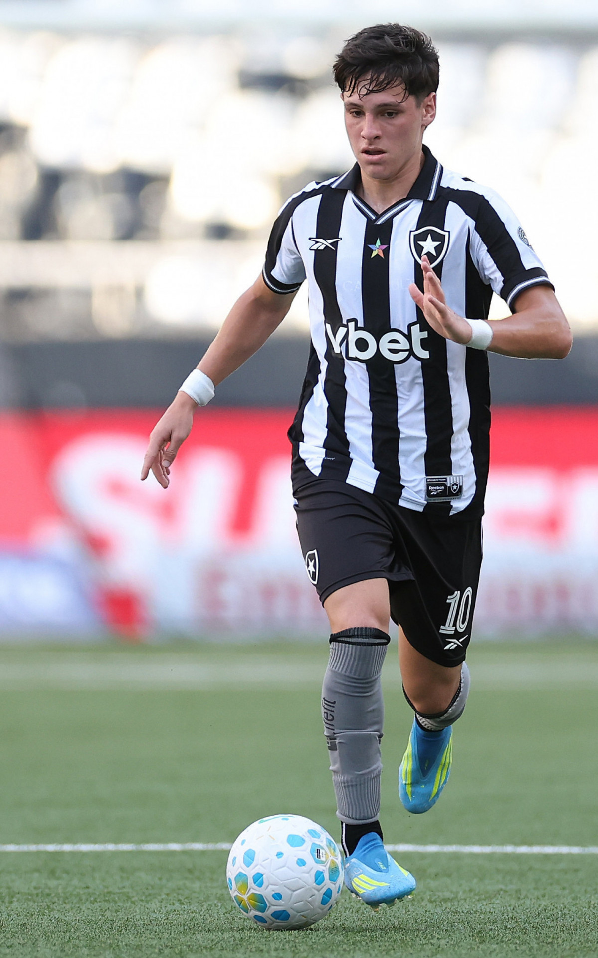Montoro conduz a bola no Nilton Santos - V&iacute;tor Silva / Botafogo