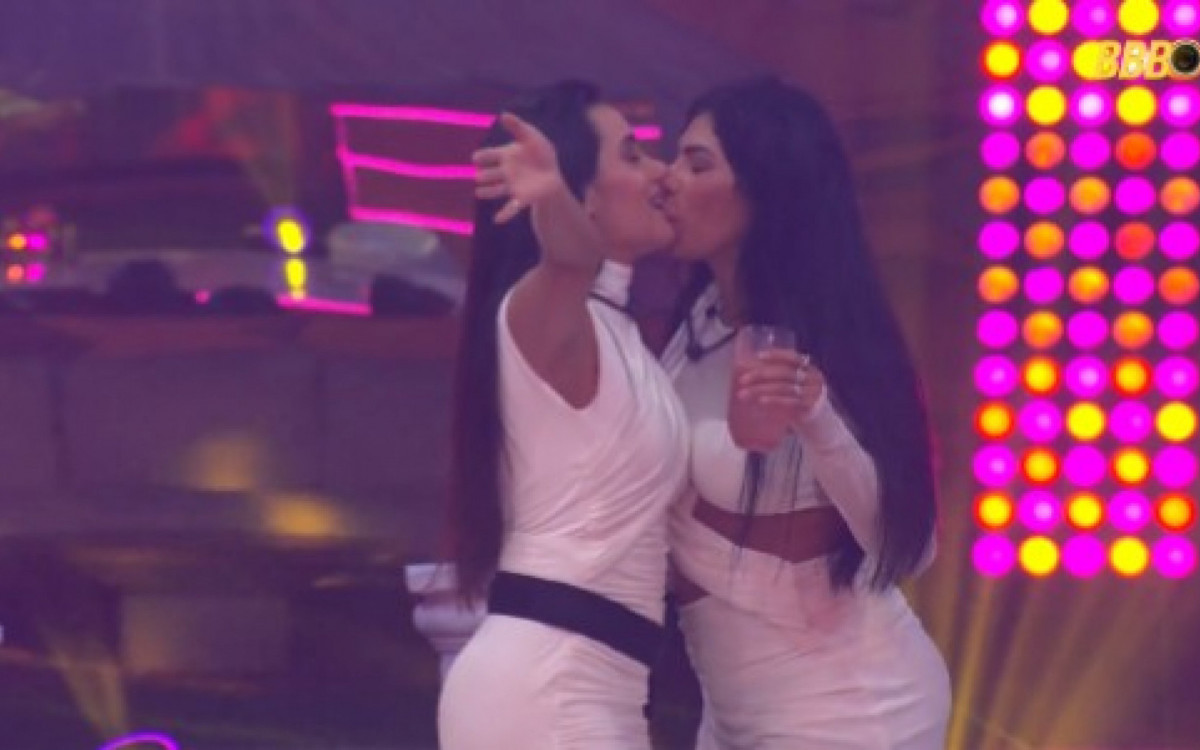 'BBB 26': Jordana e Marciele se beijam em festa