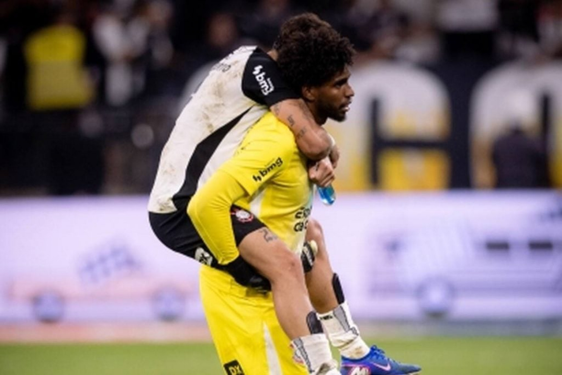 Hugo Souza celebra empate e entrega do Corinthians no D&eacute;rbi