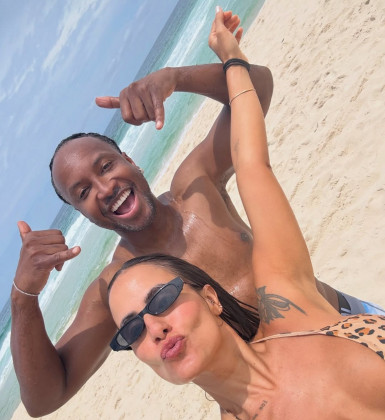 Carol Peixinho ganha homenagem de Thiaguinho