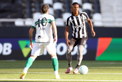 Em jogo movimentado, Botafogo empata com Coritiba pelo Brasileirão