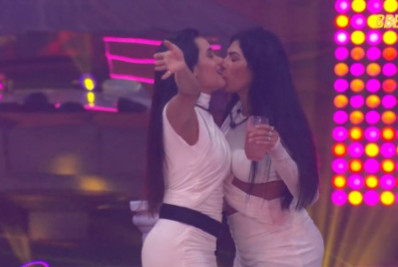 'BBB 26': Jordana e Marciele se beijam em festa