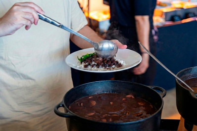 Feijoada e samba no feriado de São Jorge 