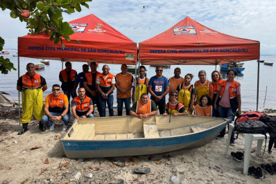 Voluntários da Defesa Civil têm aula prática extra na Praia das Pedrinhas