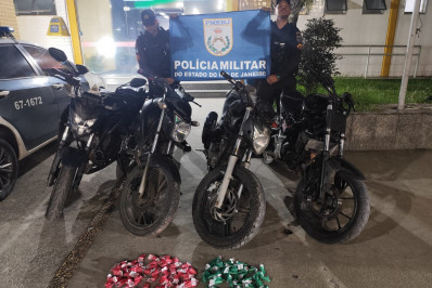 Denúncia leva PM a ponto de tráfico e termina com drogas apreendidas e moto recuperada