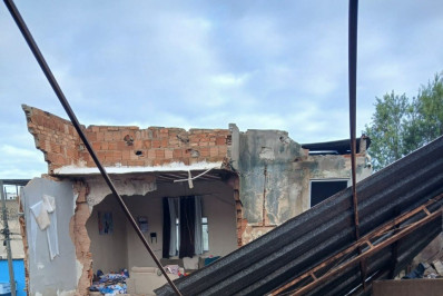 Casa desaba em Juiz de Fora e 15 pessoas são resgatadas