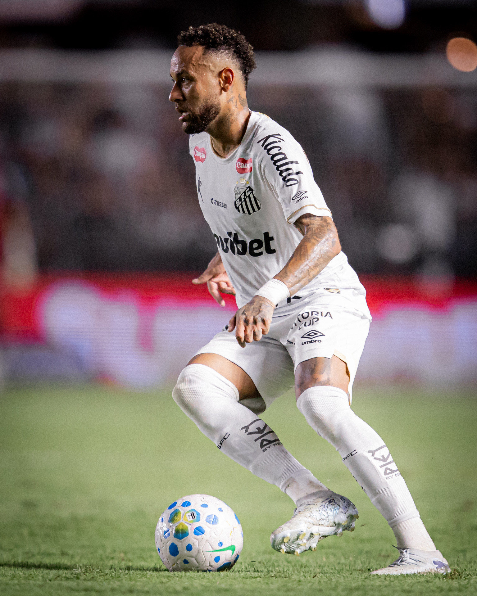 Neymar em a&ccedil;&atilde;o contra o Atl&eacute;tico-MG