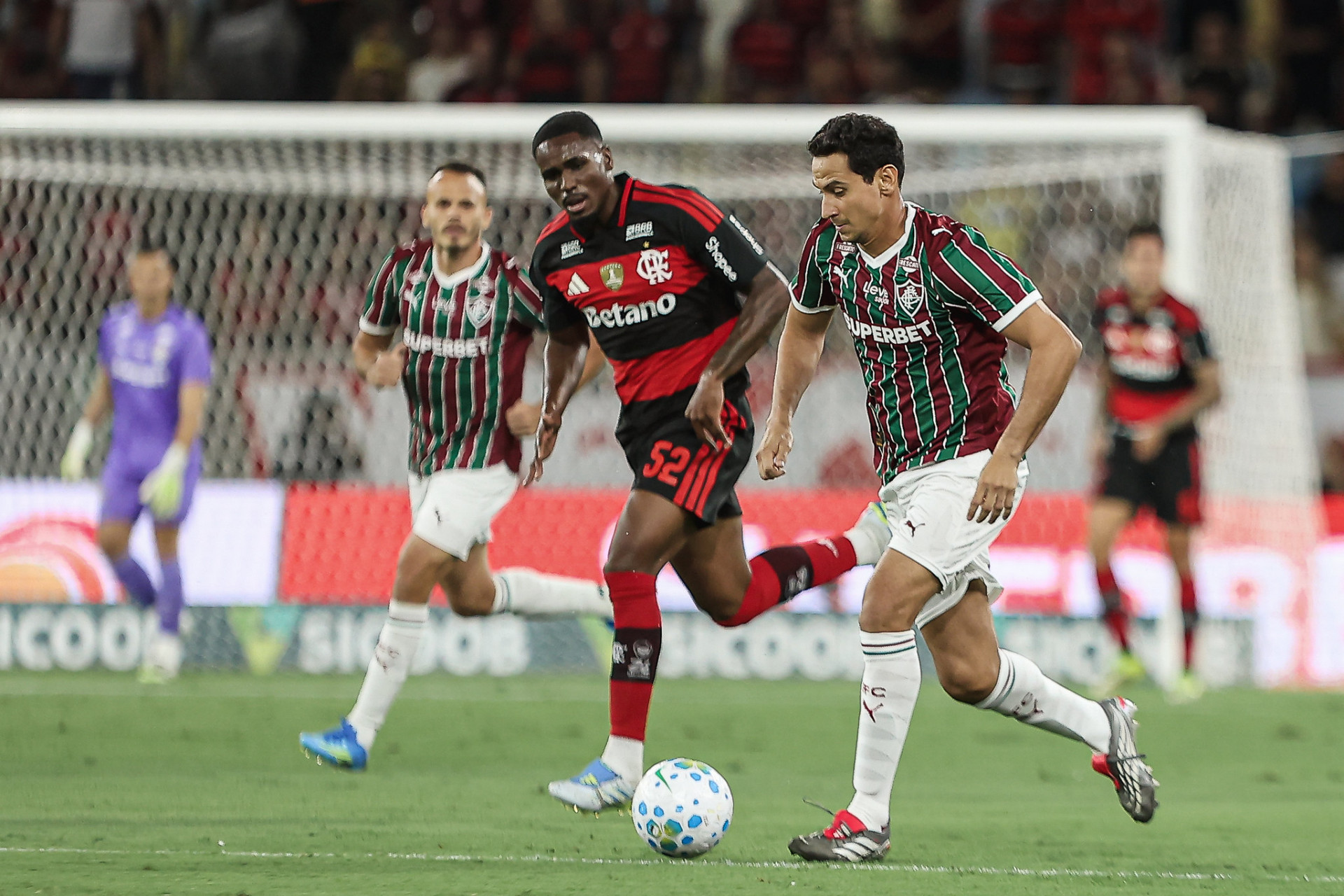 Evertton Araújo acompanha Ganso - Lucas Merçon / Fluminense