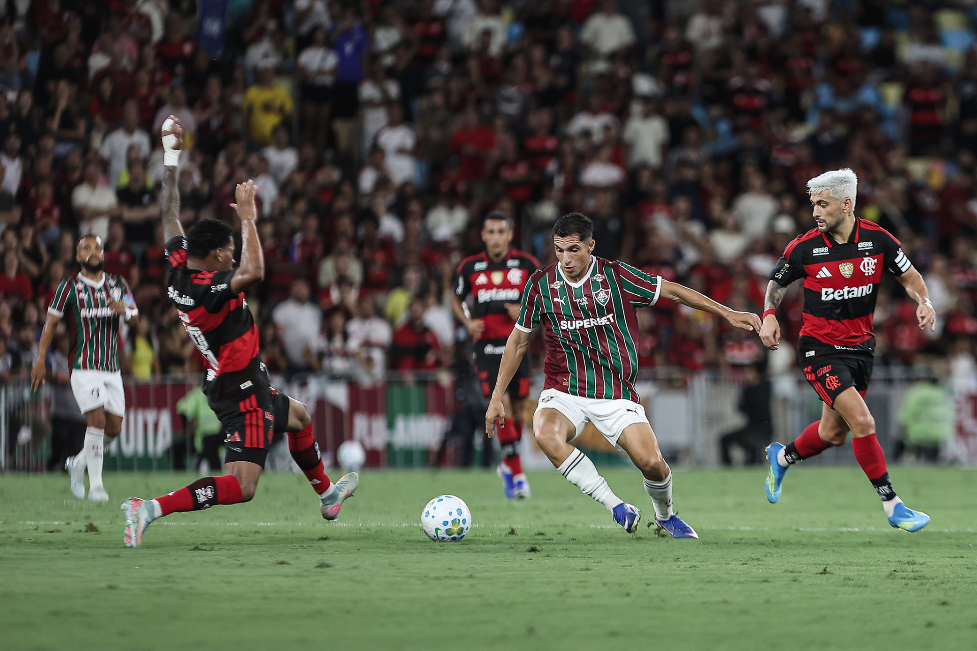 Jogadores disputam bola no meio-campo - Lucas Merçon / Fluminense