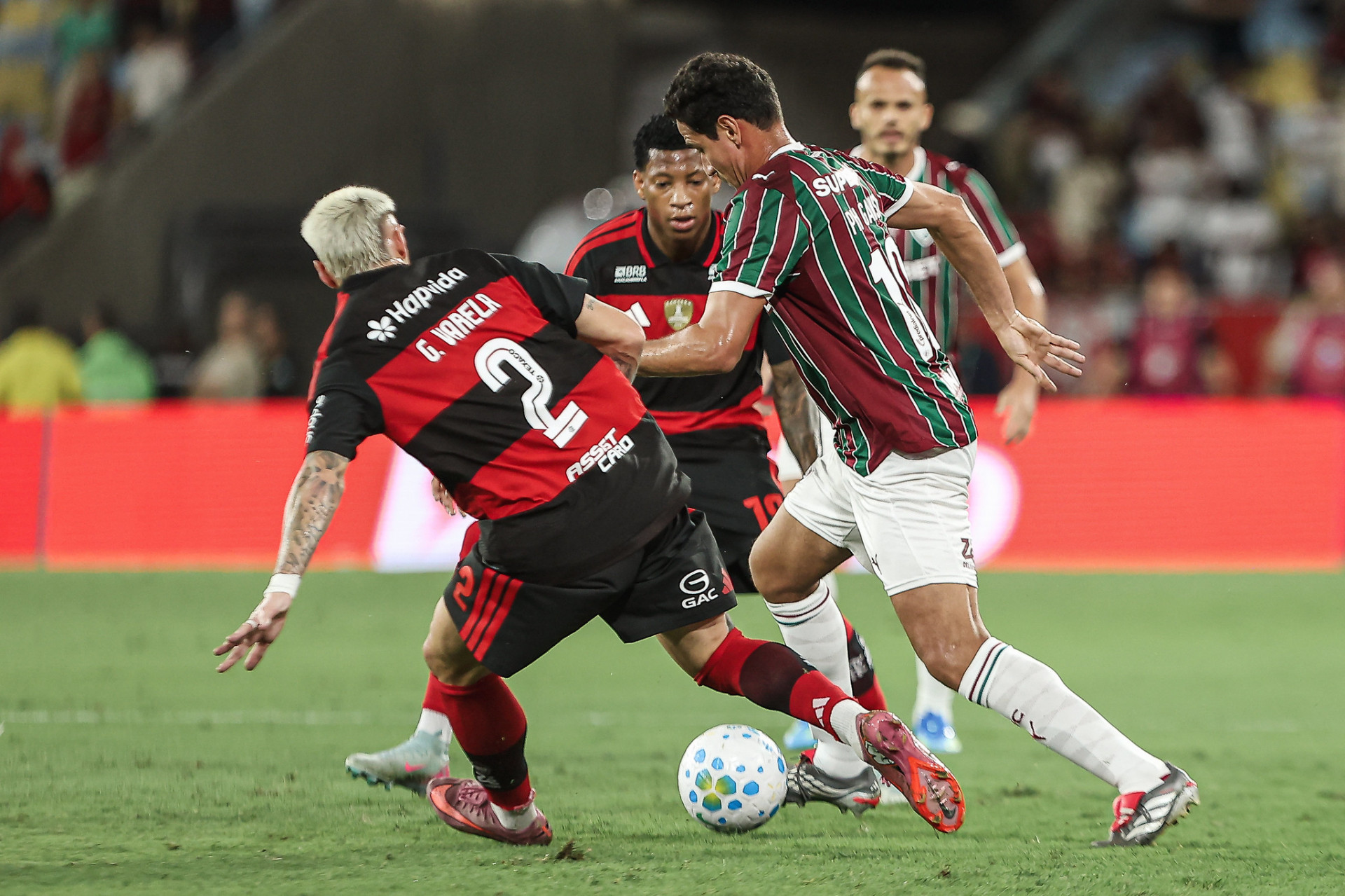 Ganso é marcado por Varela - Lucas Merçon / Fluminense