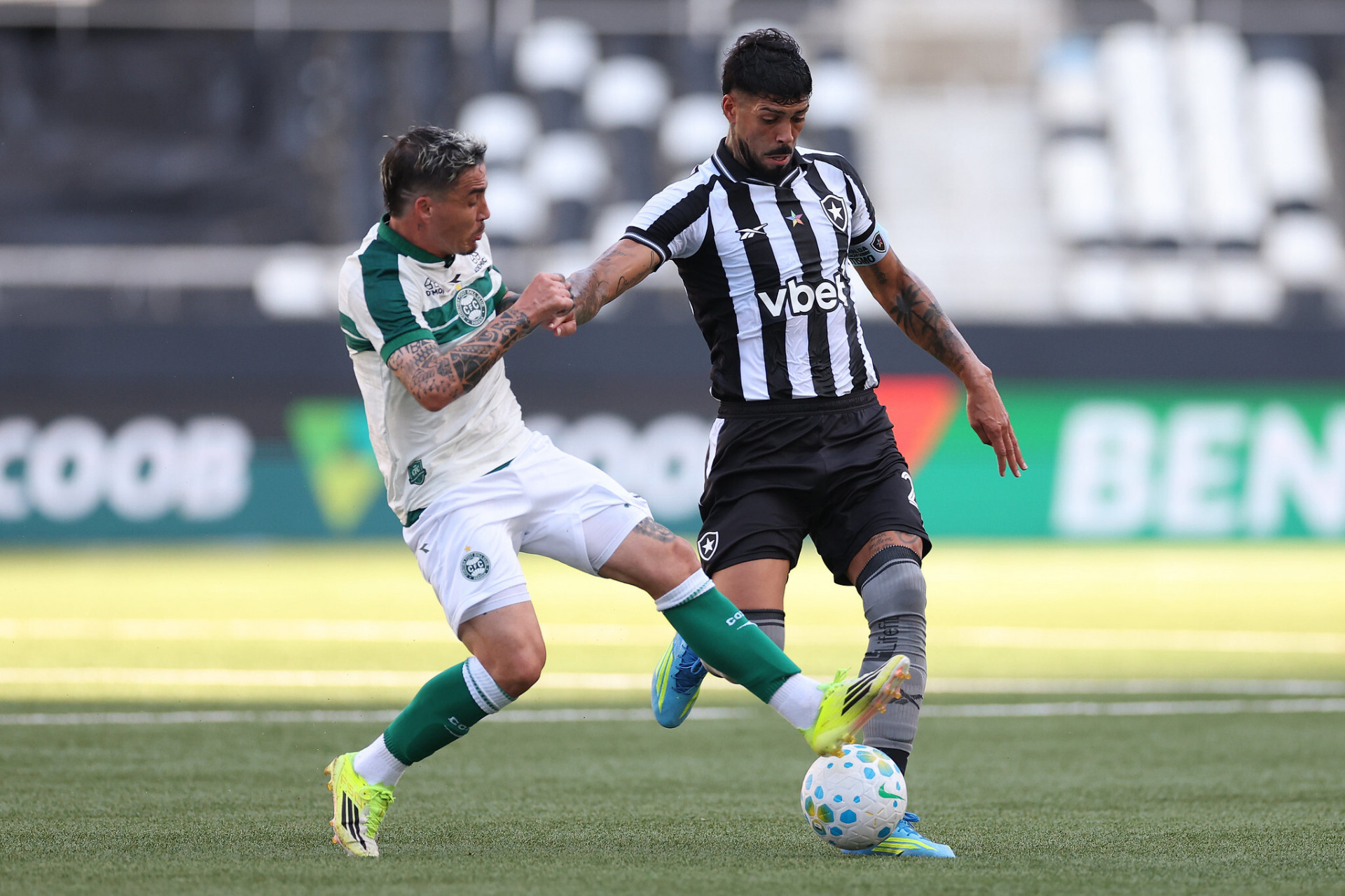 Barboza sofre marcação do Coritiba - Vítor Silva / Botafogo