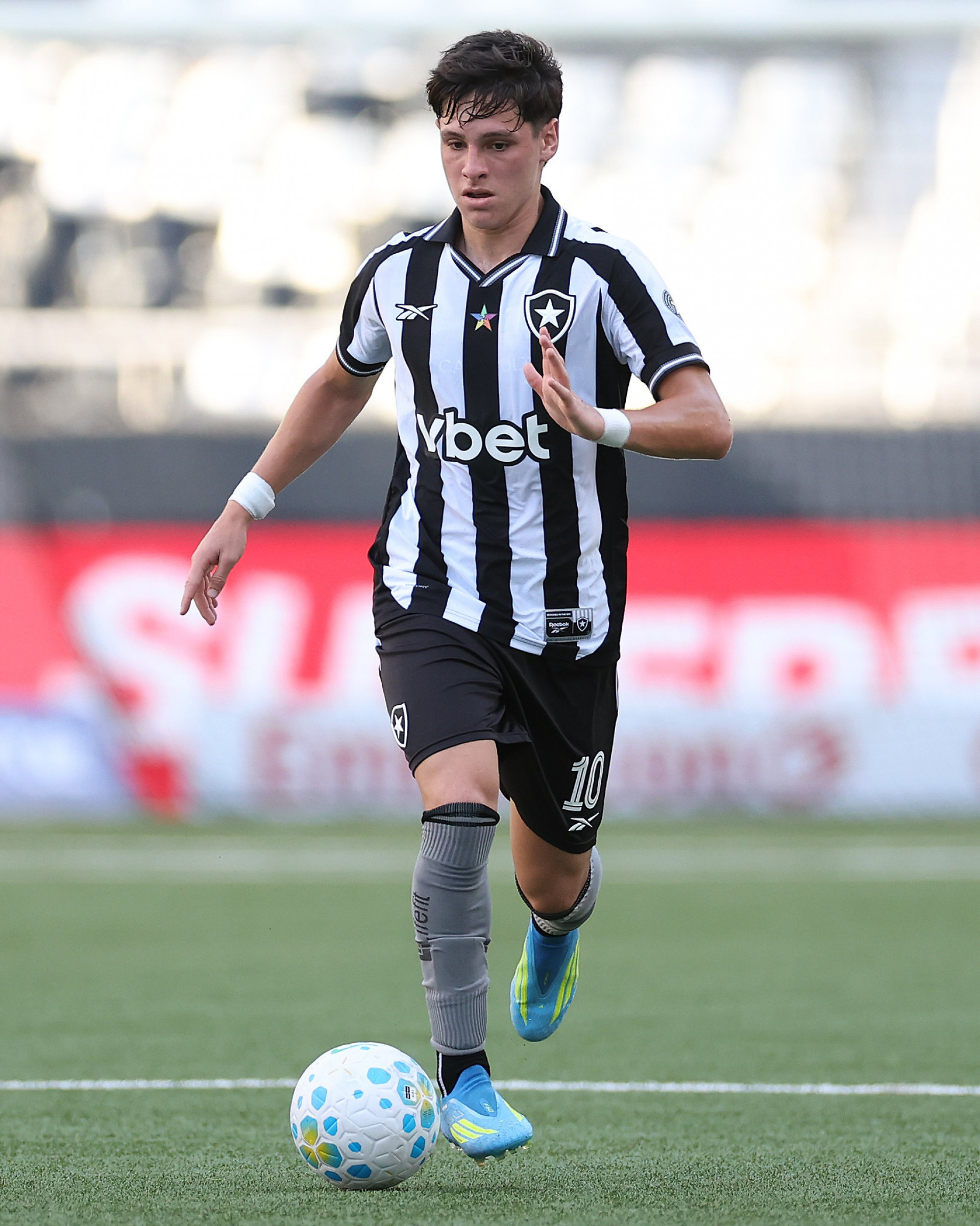 Montoro conduz a bola no Nilton Santos - Vítor Silva / Botafogo