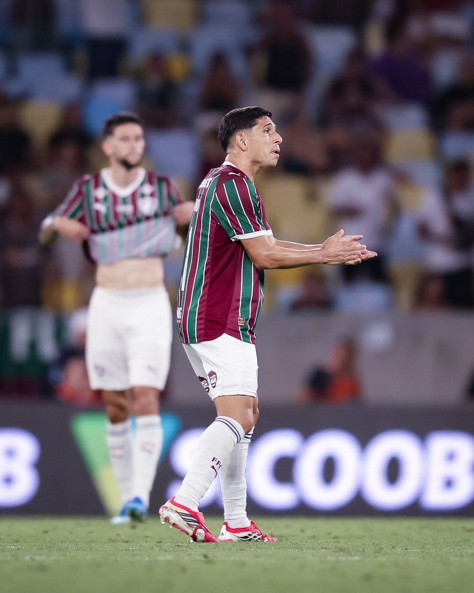 Savarino tenta incentivar o time após marcar o gol do Fluminense