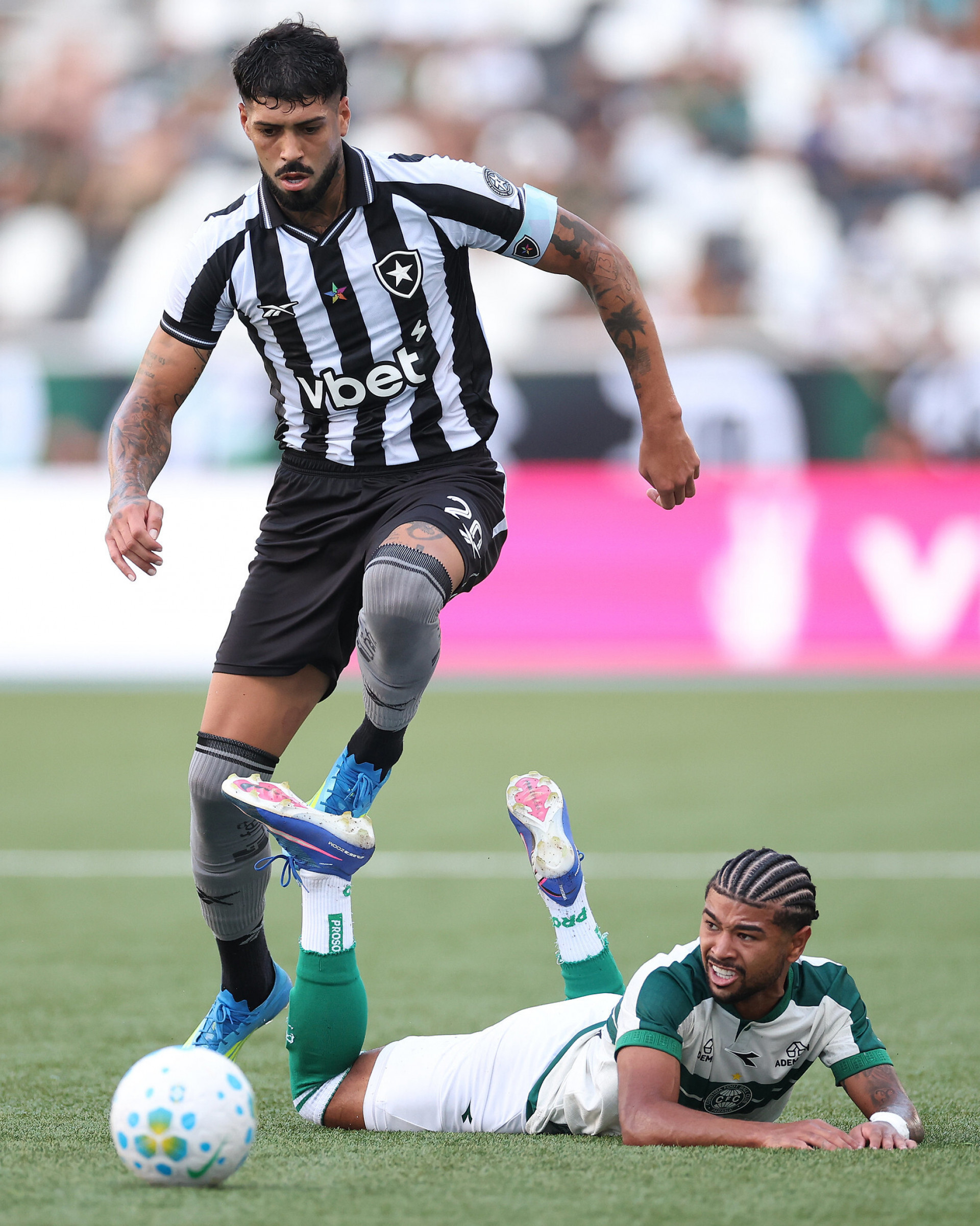 Barboza em disputa com Ronier - V&iacute;tor Silva / Botafogo