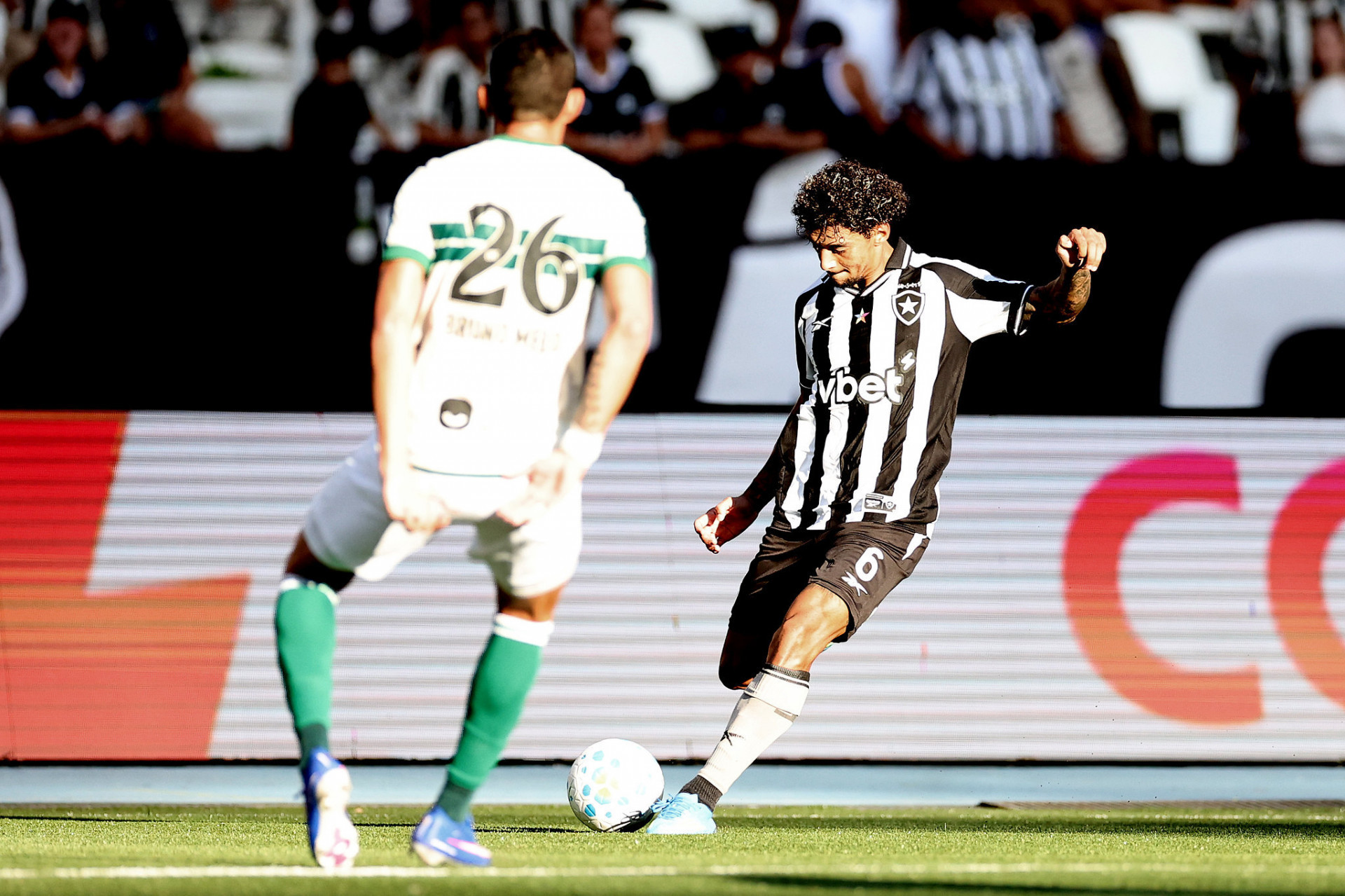 Medina tenta passe longo enquanto &eacute; marcado por Bruno Melo - V&iacute;tor Silva / Botafogo