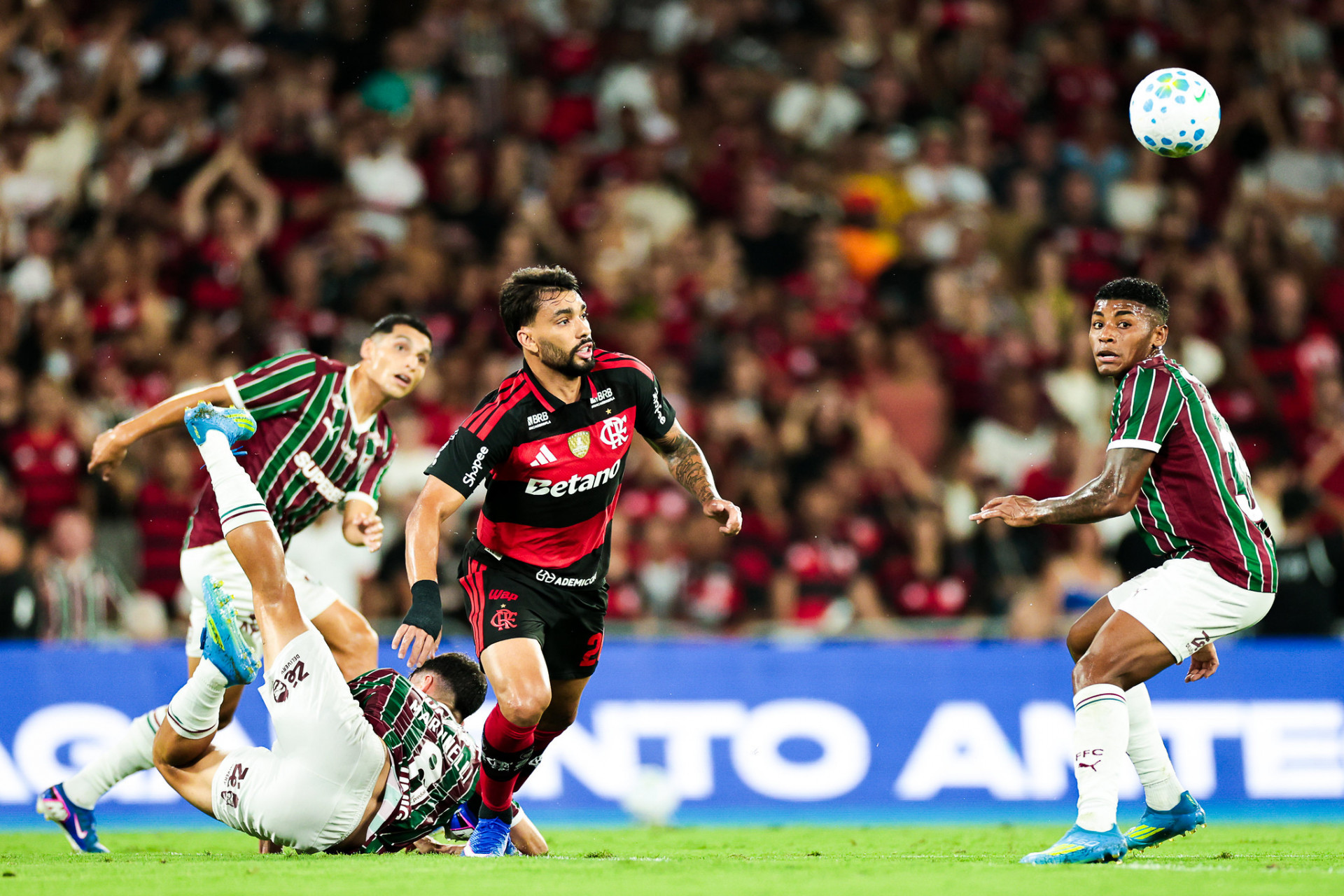 Jogadores disputam bola no meio-campo - Gilvan de Souza / Flamengo