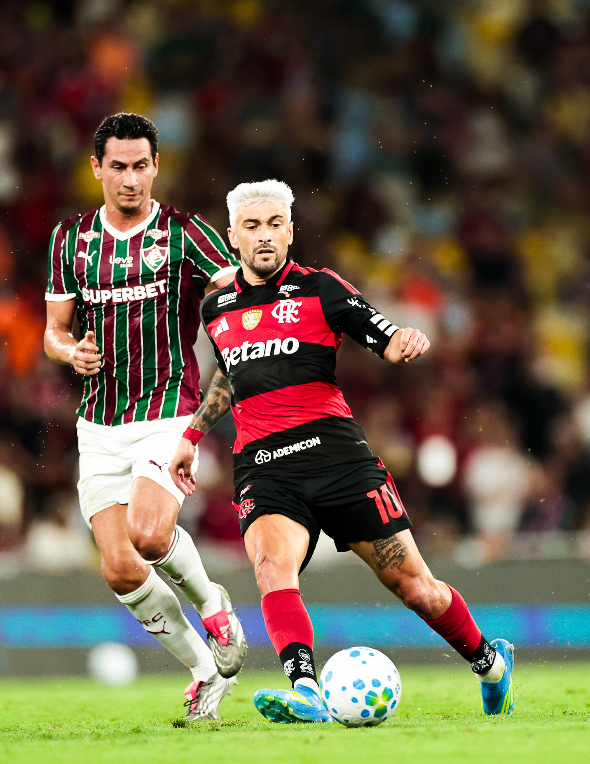 Arrascaeta é marcado por Ganso - Gilvan de Souza / Flamengo