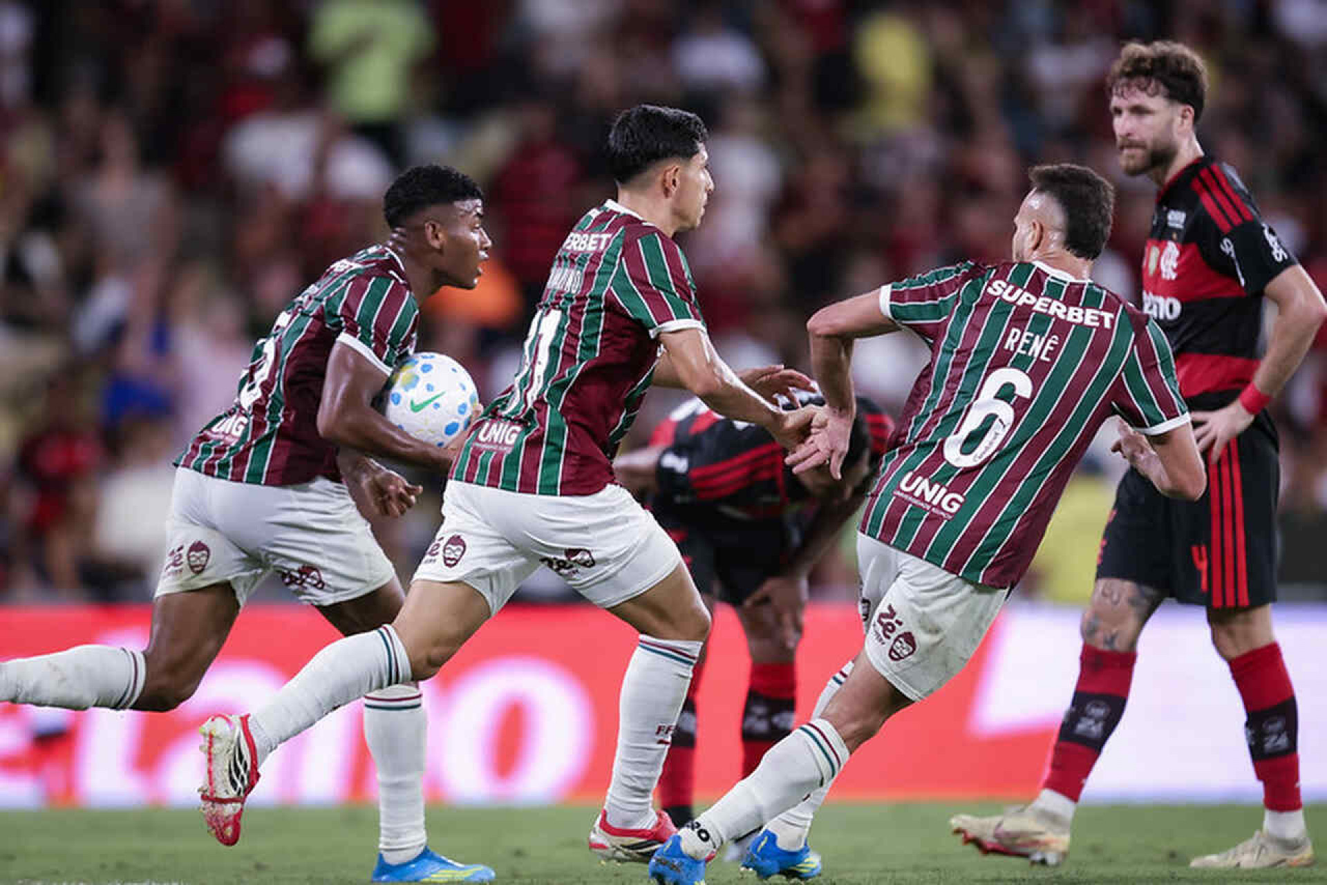 Savarino cita dificuldades do Fluminense ap&oacute;s derrota no Fla-Flu