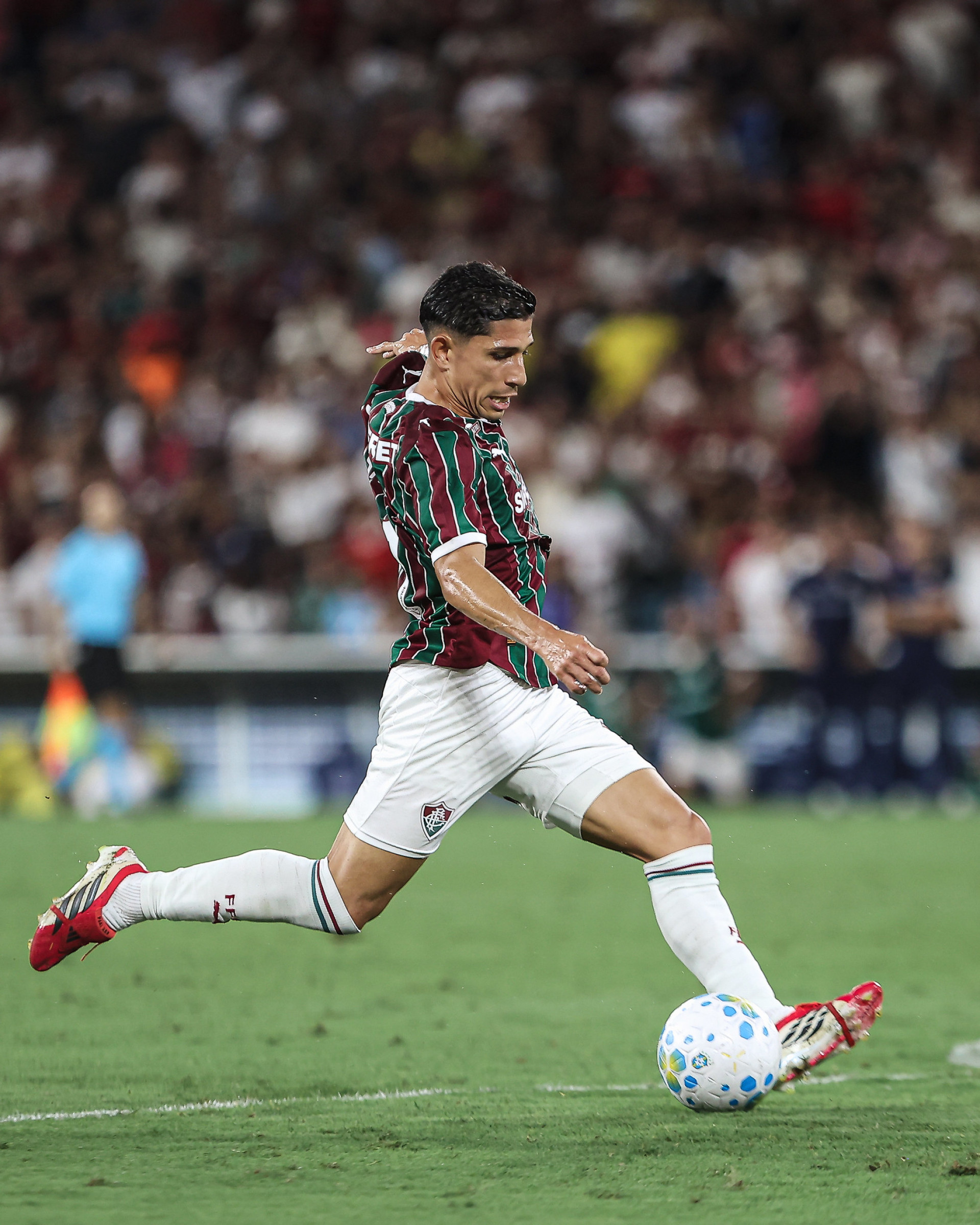 Savarino em ação no clássico entre Fluminense x Flamengo