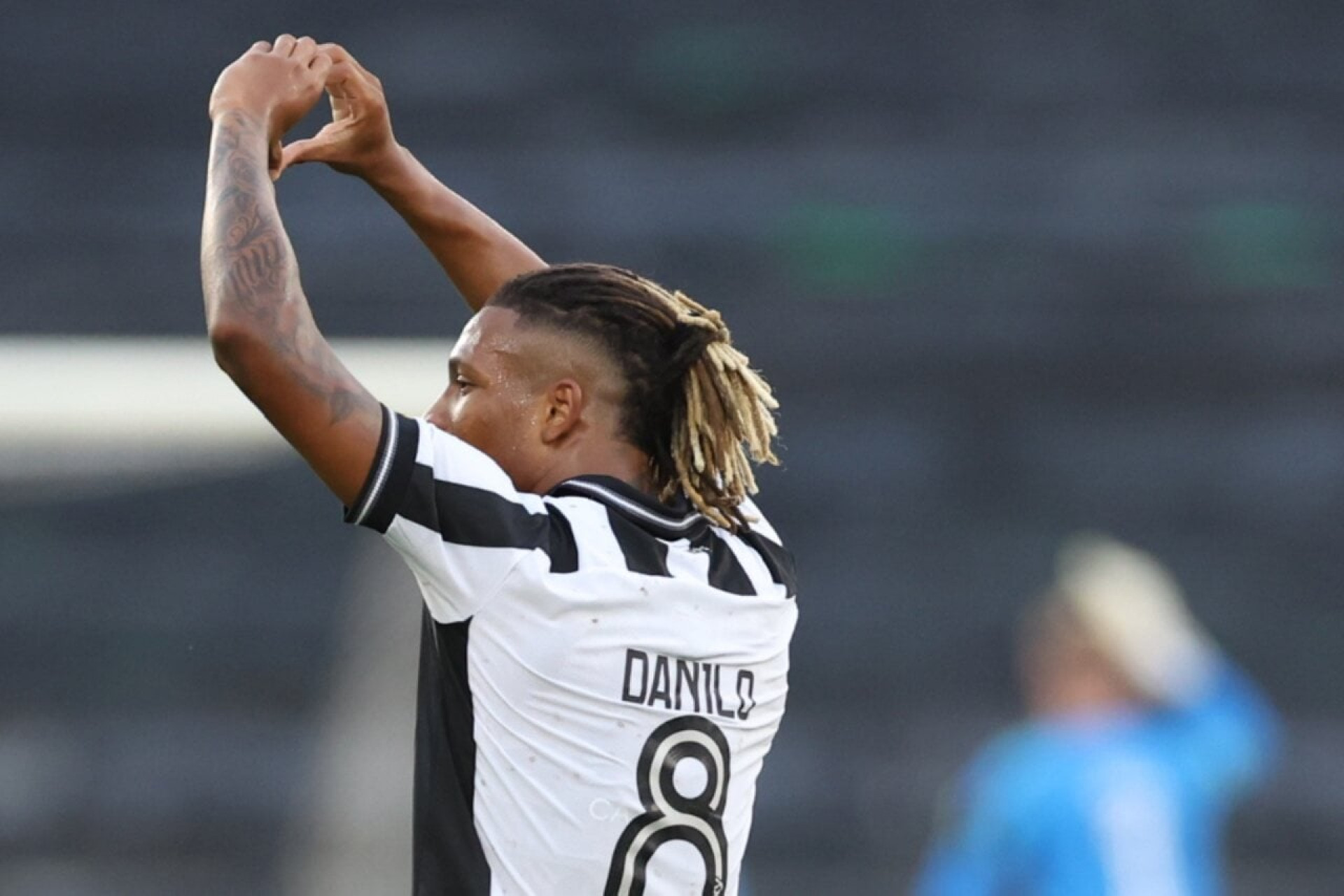 Danilo pede desculpas por falha e celebra gol em empate do Botafogo