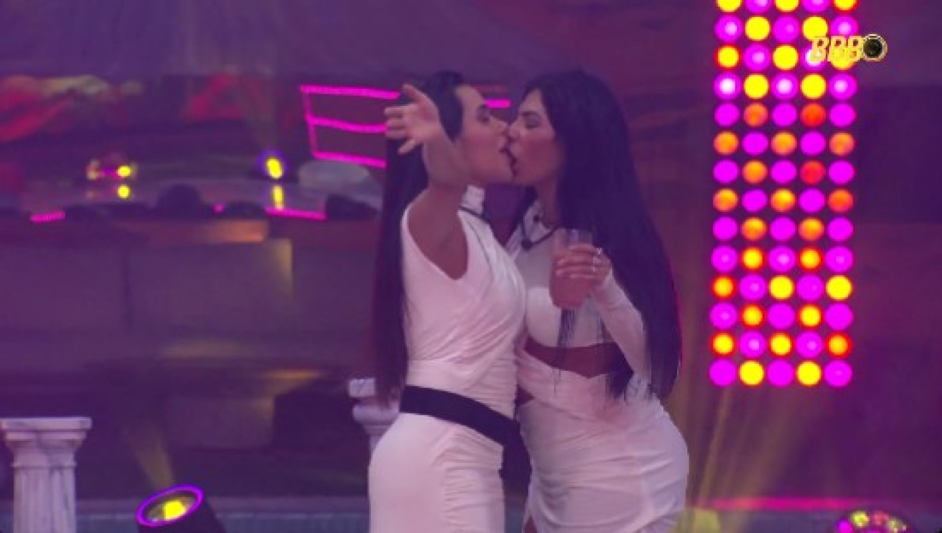 Jordana e Marciele dão beijo em festa do 'BBB 26', TV Globo - Reprodução de vídeo / X
