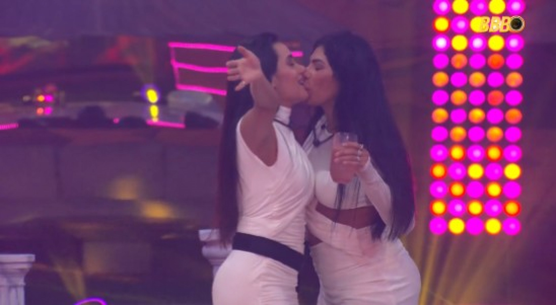 'BBB 26': Jordana e Marciele se beijam em festa - Reprodução de vídeo / X