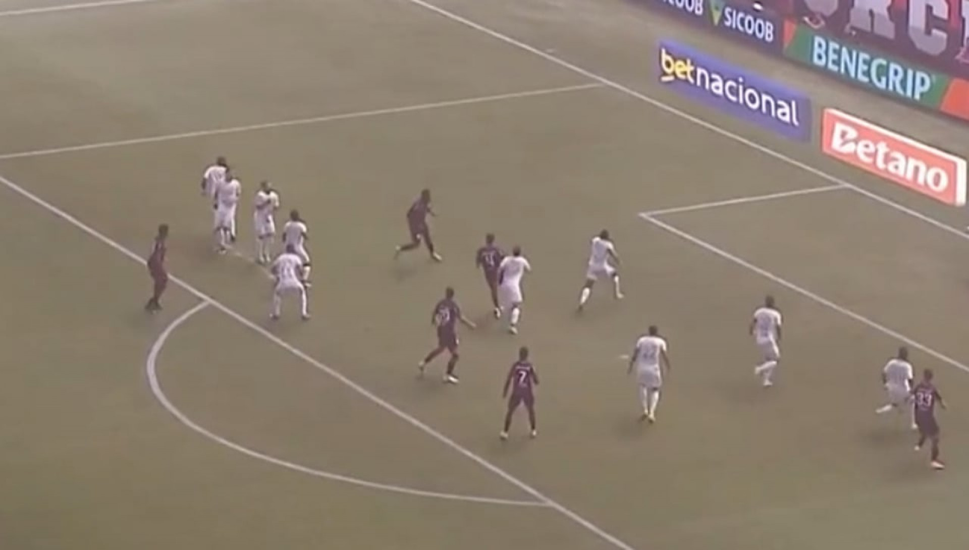 Athletico vence a Chapecoense e sobe na tabela do Brasileir&atilde;o