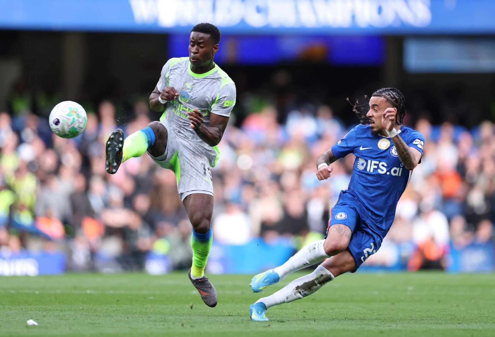 Manchester City atropela o Chelsea em Londres e encosta no l&iacute;der