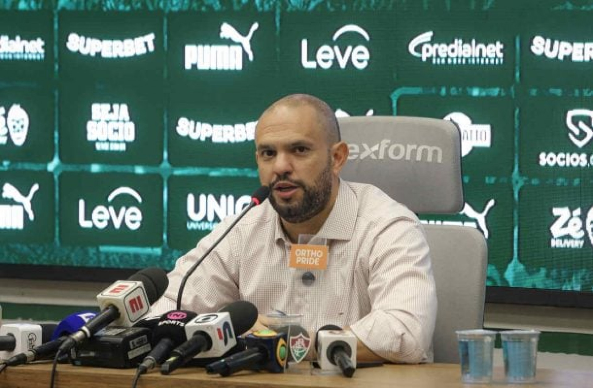 Presidente do Fluminense justifica adiamento do cl&aacute;ssico e pede desculpas &agrave; torcida