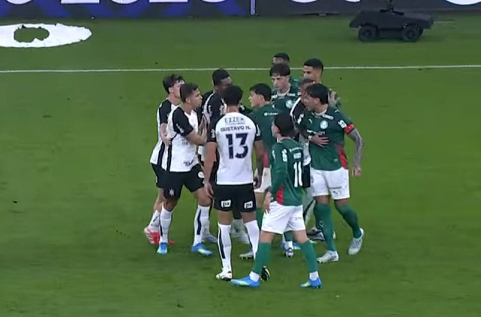 Drone lan&ccedil;a porco de pel&uacute;cia durante Corinthians x Palmeiras