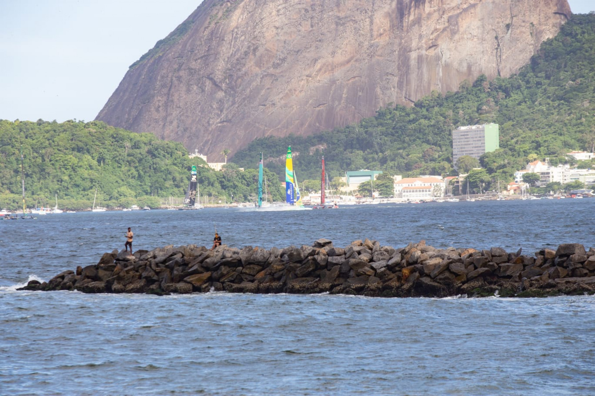 Tempo ensolarado levou cariocas e turistas à orla do Flamengo, na Zona Sul - Érica Martin / Agência O Dia